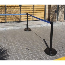 poste control peatonal negro con cinta azul